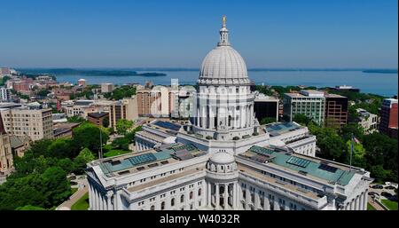 Spectaculaire, vue aérienne du Wisconsin State Capitol building et les terrains autour de la Place du Capitole à sunny, clair matin, Madison, Wisconsin, USA Banque D'Images