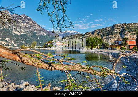 La plage près de petit port Porticcioloat Lago di Garda, Lac de Garde à Torbole - Nago, Riva, , Italie au 15 avril 2019. © Peter Schatz / Alam Banque D'Images