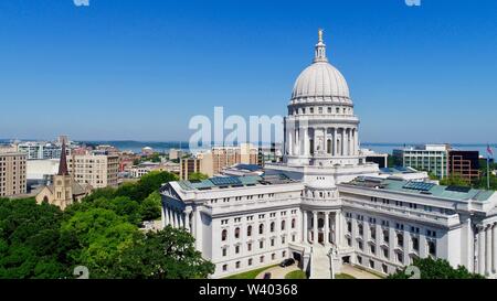 Spectaculaire, vue aérienne du Wisconsin State Capitol building et les terrains autour de la Place du Capitole à sunny, clair matin, Madison, Wisconsin, USA Banque D'Images