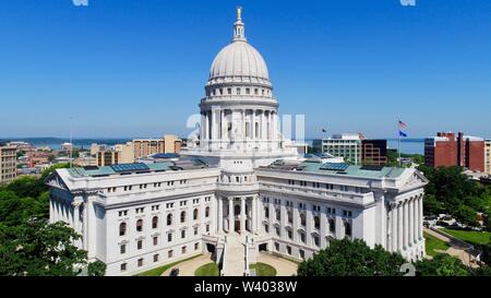 Spectaculaire, vue aérienne du Wisconsin State Capitol building et les terrains autour de la Place du Capitole à sunny, clair matin, Madison, Wisconsin, USA Banque D'Images