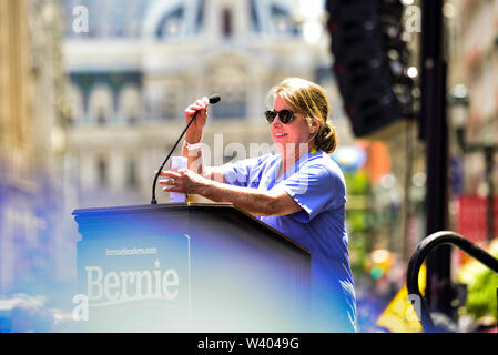Philadelphie, Pennsylvanie / USA. Une infirmière porte sur des centaines de personnes lors d'un rassemblement devant l'hôpital Hahnemann University d'entendre le sénateur du Vermont, Bernie Sanders prendre la défense de l'assurance-maladie pour tous et l'élimination des fonds de capital de contrôler les installations de soins de santé. Le 15 juillet 2019. Crédit Photo : Chris Baker Evens. Banque D'Images