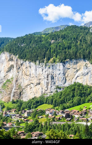 Lauterbrunnen, Suisse photographié d'en haut avec le célèbre Staubbach Falls. Paysage alpin d'été, Alpes Suisses. Village pittoresque. Les roches. Banque D'Images