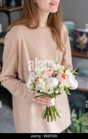 Bouquet de mariée avec blanc. Beau bouquet de fleurs en main femme. Concept boutique de fleurs . Beau bouquet frais. Livraison de fleurs Banque D'Images