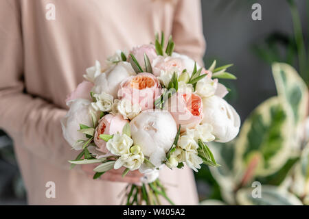 Bouquet de mariée avec blanc. Beau bouquet de fleurs en main femme. Concept boutique de fleurs . Beau bouquet frais. Livraison de fleurs Banque D'Images