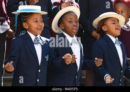 Johannesburg, Afrique du Sud. 18 juillet, 2019. Les élèves chantent et dansent à la place Nelson Mandela à l'occasion de la journée Nelson Mandela, à Johannesburg, en Afrique du Sud, le 18 juillet 2019. Sud Africains célèbrent le 10e anniversaire de Nelson Mandela le jour de jeudi. Mandela Day a été officiellement déclarée par les Nations Unies en novembre 2009, quatre ans avant sa mort à l'âge de 95 ans. Crédit : Chen Cheng/Xinhua/Alamy Live News Banque D'Images