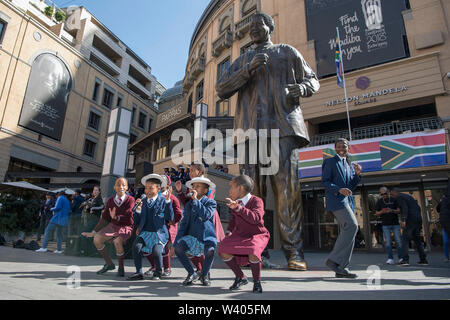 Johannesburg, Afrique du Sud. 18 juillet, 2019. Les élèves chantent et dansent à la place Nelson Mandela à l'occasion de la journée Nelson Mandela, à Johannesburg, en Afrique du Sud, le 18 juillet 2019. Sud Africains célèbrent le 10e anniversaire de Nelson Mandela le jour de jeudi. Mandela Day a été officiellement déclarée par les Nations Unies en novembre 2009, quatre ans avant sa mort à l'âge de 95 ans. Crédit : Chen Cheng/Xinhua/Alamy Live News Banque D'Images