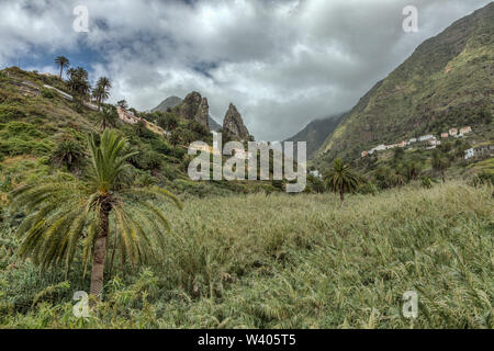 Les roches volcaniques San Pedro - montagnes jumelles, repère naturel de la Hermigua à La Gomera. Journée ensoleillée - Zone rurale typique, les plantations de bananiers, des vergers Banque D'Images