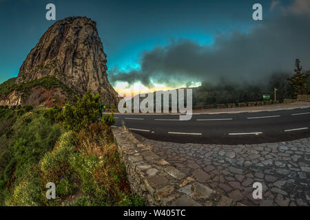 Los Roques et célèbre Agando rock - lieu de culte à proximité du parc national de Garajonay à La Gomera. Sommets de montagnes volcaniques anciennes. Les bosquets de lauriers de la relique et h Banque D'Images