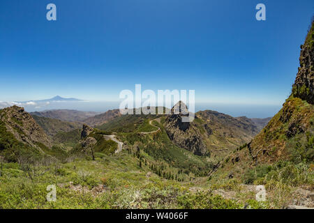 Vue panoramique de l'île de Tenerife avec volcan Teide au dessus de l'horizon et Los Roques Parc national de Garajonay près de pics à La Gomera. Les bosquets de relic l Banque D'Images