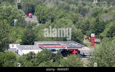 26 juin 2019, Saxe, Leipzig : un poste d'essence est situé sur le bord du quartier Leipzig-Grünau dans les bois. Photo : Jan Woitas/dpa-Zentralbild/dpa Banque D'Images