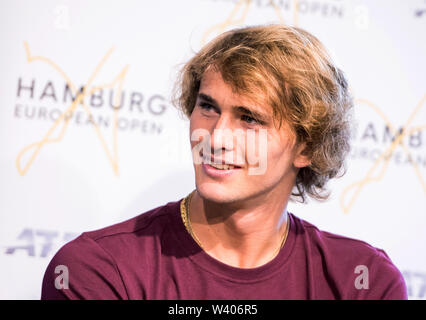 Hambourg, Allemagne. 18 juillet, 2019. Alexander 'Sascha' Zverev, joueuse de tennis, prend part à une conférence de presse avant de l'ouvrir à Hambourg. Crédit : Daniel Bockwoldt/dpa/Alamy Live News Banque D'Images