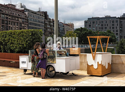 Les vendeurs de crème glacée et les clients dans le centre-ville de ​​Bilbao espagne Banque D'Images