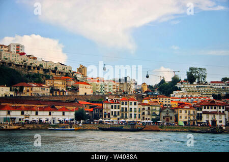 Vue sur le quartier de Vila Nova de Gaia à Porto, Portugal. Banque D'Images
