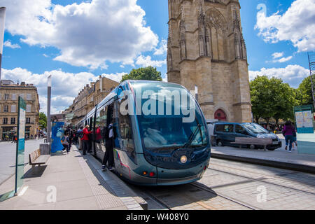 Bordeaux, France - 5 mai 2019 : tramway de Bordeaux à la station dans la vieille ville de Bordeaux, France Banque D'Images