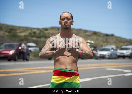 Juillet 17, 2019, Mauna Kea, Hawaii, USA : KALAI, WILIKONA de Kailua-Kona, fait un symbole triangulaire, qui symbolise la montagne, comme il l'attend à l'extérieur de la fermeture de route de Daniel K. Inouye Autoroute. Les militants se sont réunis à la route en défense de Mauna Kea, une montagne de nombreux hawaïens considèrent sacré, et où l'édifice sera à partir d'un télescope massive. Credit : Ronit Fahl/ZUMA/Alamy Fil Live News Banque D'Images