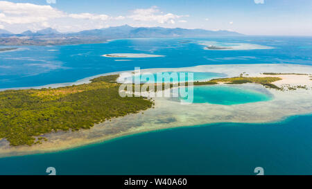 Île tropicale, de mangroves et de lagons turquoise sur un récif de corail, vue du dessus. L'île de Fraser, seascape Honda Bay, aux Philippines. Les lagons et atolls avec sable blanc. Banque D'Images