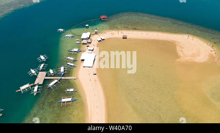 Island hopping Tour à Honda Bay, Palawan. Une île de sable blanc avec les mangroves. Atoll avec un white island, vue de dessus. Les bateaux et les touristes en t Banque D'Images