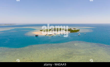 Island hopping Tour à Honda Bay, Palawan. Une île de sable blanc avec les mangroves. Atoll avec un white island, vue de dessus. Les bateaux et les touristes en t Banque D'Images