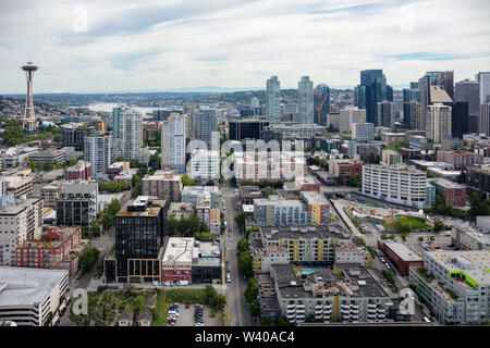 Vue aérienne du centre-ville de Seattle et la tour Space Needle, Washington State, USA Banque D'Images