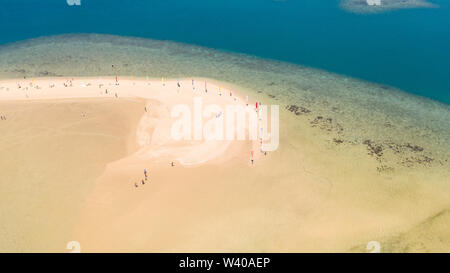 Plage de sable blanc dans la baie d'Honda, vue de dessus. Plage de sable blanc avec des drapeaux colorés et des touristes. Island hopping Tour à Honda Bay, Palawan. Banque D'Images