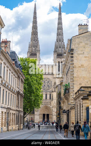 Bordeaux, France - 5 mai 2019 : Les gens de la rue Vital Carles et Bordeaux Cathédrale est une église catholique romaine de Saint André. Bordeaux, France Banque D'Images