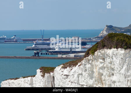 Port de Douvres avec ferry des navires amarrés dans le terminal passagers et vue sur les falaises blanches, le long d'une journée d'été, le sud-est de l'Angleterre . Banque D'Images