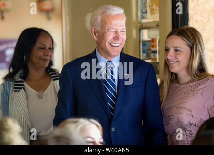 Los Angeles, Californie, USA. 18 juillet, 2019. Le vice-président Joe Biden arrive à Dulan's sur Crenshaw, une cafétéria-style soul food restaurant, au cours d'une campagne stop à Los Angeles. Crédit : Brian Cahn/ZUMA/Alamy Fil Live News Banque D'Images