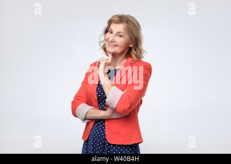 Happy woman smiling at camera Banque D'Images
