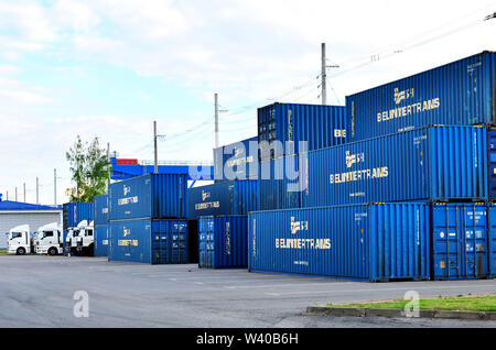 Minsk, Belarus - 13 mai 2019 : Centre d'BELINTERTRANS Transport-Logistics du fer bélarussien (BTLC Entreprise d'État). Quai de chargement avec se borne Banque D'Images