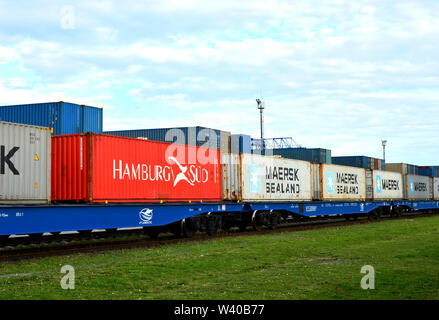 Minsk, Belarus - 13 mai 2019 : Centre d'BELINTERTRANS Transport-Logistics du fer bélarussien. Quai de chargement avec terminal des conteneurs d'expédition MAERS Banque D'Images