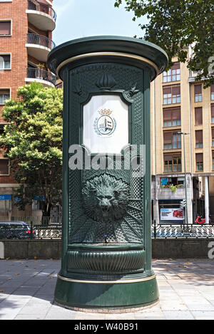 Fontaine d'eau potable en fer vert avec tête de lion au centre-ville de Bilbao espagne Banque D'Images