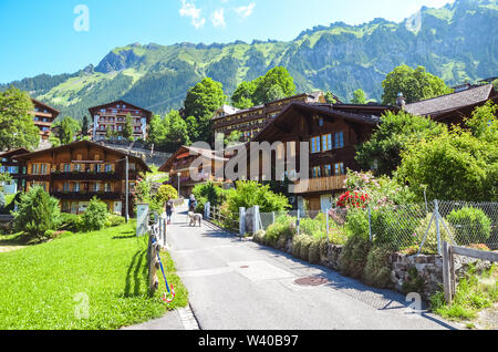 Village alpin pittoresque Wengen en Suisse en été. Chalets de