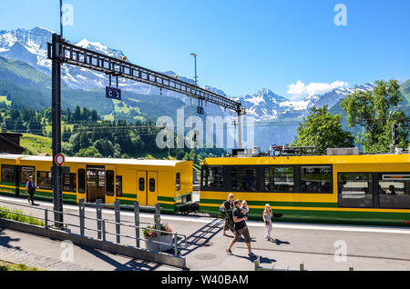 Wengen, Suisse - le 16 juillet 2019 : sur la plate-forme de la gare principale dans le village alpin suisse Wengen. Belles Alpes de neige sur le dessus en arrière-plan. La Suisse en été. Jungfrau. Banque D'Images