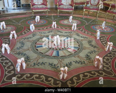 Affichée sur le tapis dans le cadre magnifique de la salle de musique à Harewood House, libérés de Londres expose son ballet fait-main les pointes. Banque D'Images