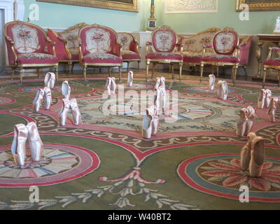 Affichée sur le tapis dans le cadre magnifique de la salle de musique à Harewood House, libérés de Londres expose son ballet fait-main les pointes. Banque D'Images