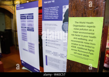 Londres, Royaume-Uni. 18 juillet, 2019. Un avis apposé par les activistes du climat de l'extinction, l'organisation d'une rébellion dans l'emporte-pièce à Heathrow pour son activité de consultation un plan de préférence à Lambeth en protestation contre les plans d'une troisième piste à l'aéroport d'Heathrow et de souligner l'importante contribution de l'aéroport d'Heathrow au changement climatique. Credit : Mark Kerrison/Alamy Live News Banque D'Images