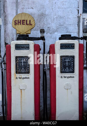 Deux vieilles pompes à essence Shell, Premium et régulière, l'affichage de prix en shillings et pence. Saint Mawes, Cornwall, Angleterre. Banque D'Images