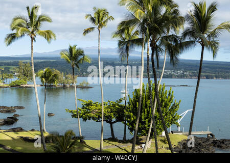 Vue sur volcan Mauna Kea à partir d'un beachside resort hotel Banque D'Images