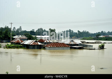 (190718) -- TANGAIL (Bangladesh), le 18 juillet 2019 (Xinhua) -- maisons partiellement submergés sont représentés dans une région touchée par les inondations à Tangail, Bangladesh, le 18 juillet 2019. Les inondations provoquées par les fortes pluies saisonnières touchés de Bangladesh. (Str/AFP) Banque D'Images