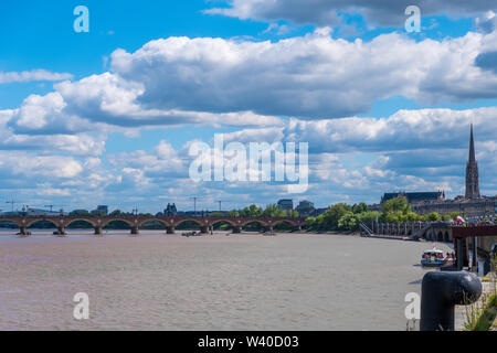 Bordeaux, France - 5 mai 2019 : Le Pont de Pierre Pont. Navire à passagers s'amarrer à un quai sur la Garonne à Bordeaux, Gironde, Aquitaine, France Banque D'Images