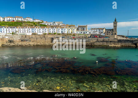 La plage de Porthleven Harbour Village à Cornwall, en Angleterre. Banque D'Images