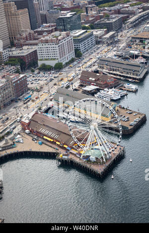 Vue aérienne de la Grande Roue de Seattle, une grande roue au Quai 57 sur la baie Elliott à Seattle, Washington. Banque D'Images