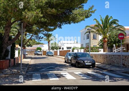 Une rue résidentielle en été, Cala Blanca Minorque Îles Baléares Espagne Europe Banque D'Images