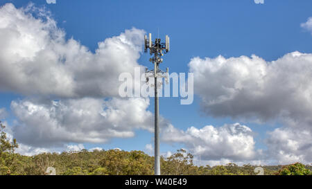 Téléphone mobile, cellulaire tour émetteur avec ciel bleu et nuages Banque D'Images