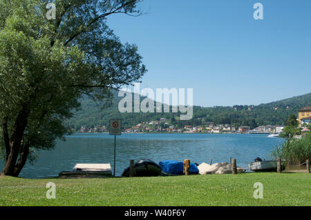 Belle vue sur Ponte Tresa avec quelques bateaux bordée sur la côte dans le village de Morcote dans la région de Lugano, dans le Canton du Tessin - Suisse Banque D'Images