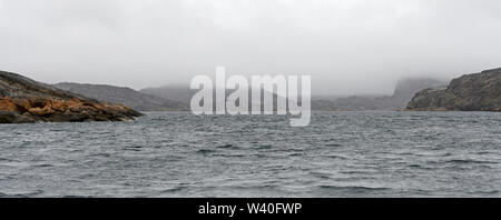 Le brouillard et la bruine sur les îles dénudées dans le haut Arctique sur le bas Savage îles le long de l'île de Baffin au Nunavut, Canada Banque D'Images