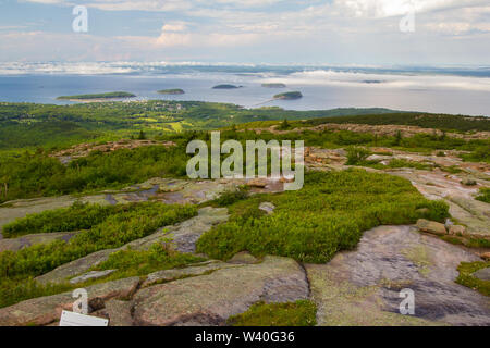 Brouillard sur les îles de Porcupine, vu de Cadillac Mountain, Maine Banque D'Images