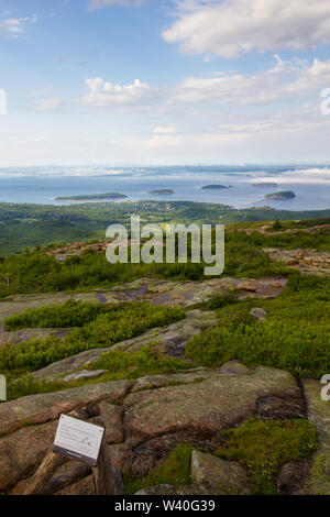 Brouillard sur les îles de Porcupine, vu de Cadillac Mountain, Maine Banque D'Images