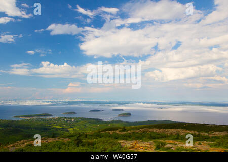 Brouillard sur les îles de Porcupine, vu de Cadillac Mountain, Maine Banque D'Images