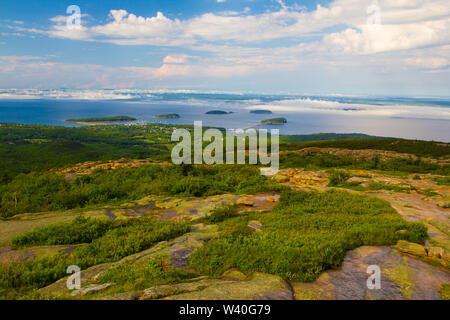 Brouillard sur les îles de Porcupine, vu de Cadillac Mountain, Maine Banque D'Images